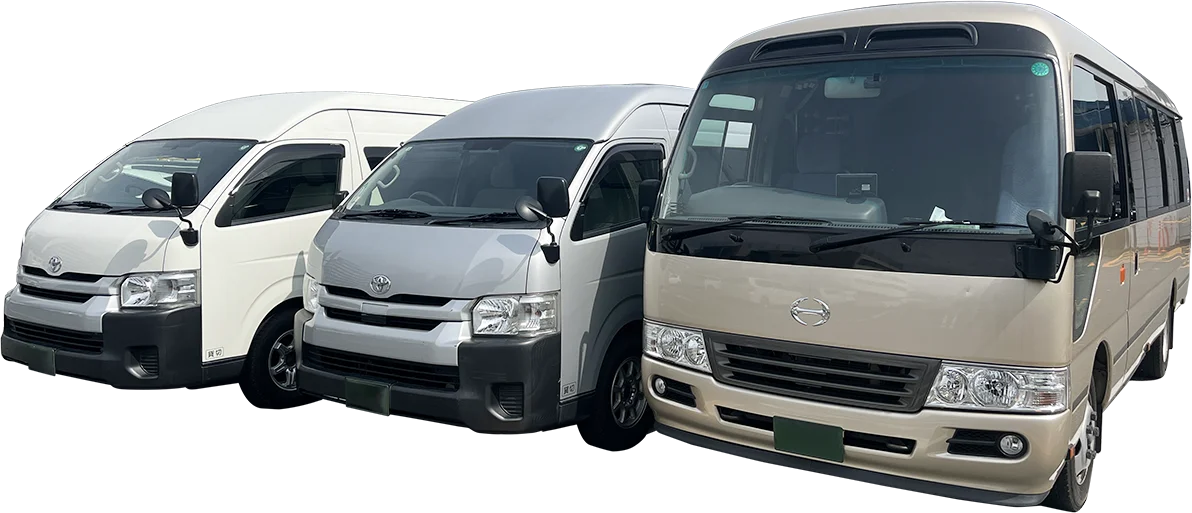 異なるタイプの小型、中型、大型の3台のバス車両が並んでいる写真。