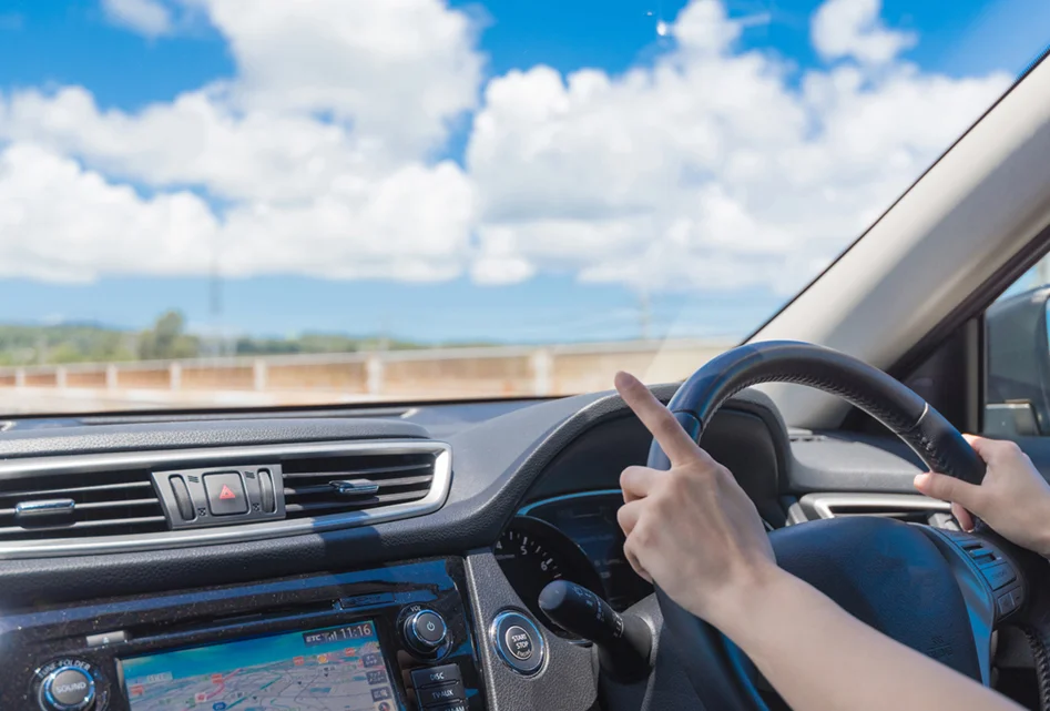青空の中で運転する様子。
