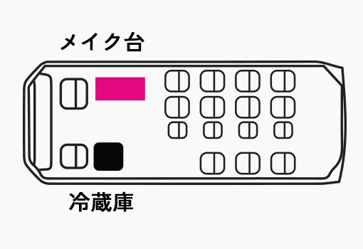 メイク台（ピンク色）と冷蔵庫（黒色）が配置されたバス車両の内部レイアウト。